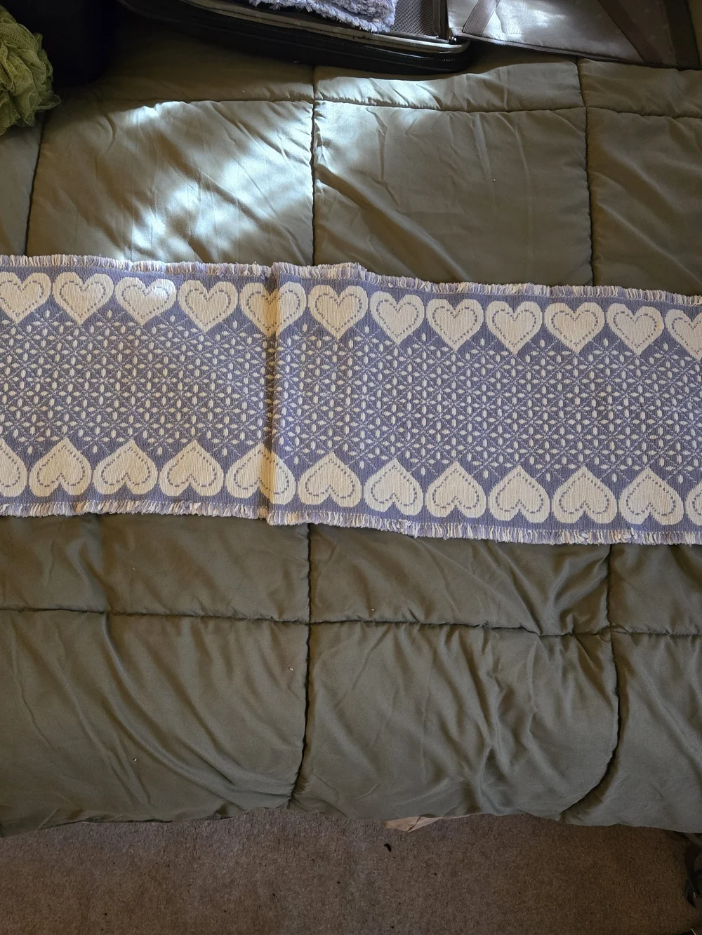 Set of 4  Blue and Cream COUNTRY Heart Pattern Accent Placemats & Table Runner